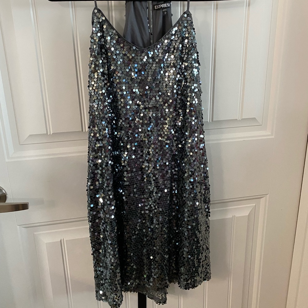 🤯MOVING SALE🤯 Express silver sequined mini dress
